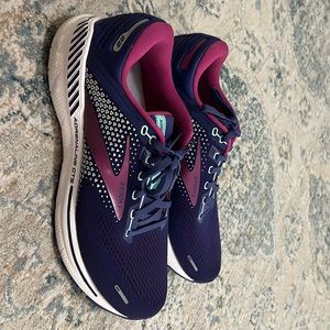 Brooks Adrenaline GTS 22 size 12 women’s